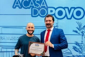 Flávio Cabo Almi homenageia fotógrafo André Bittar em sessão na Câmara Municipal de Campo Grande