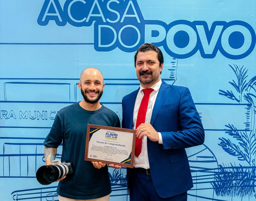 Flávio Cabo Almi homenageia fotógrafo André Bittar em sessão na Câmara Municipal de Campo Grande