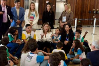 Senadora Soraya Thronicke recebe alunos da rede pública de ensino de MS em visita ao Congresso Nacional