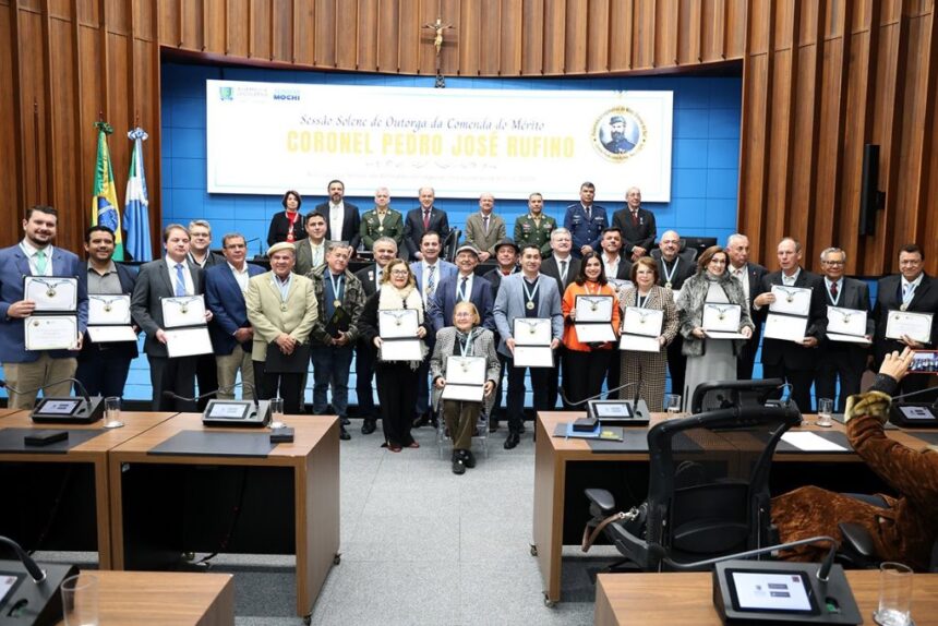 Sessão solene entrega Comenda Coronel Rufino em alusão aos heróis da Retirada da Laguna