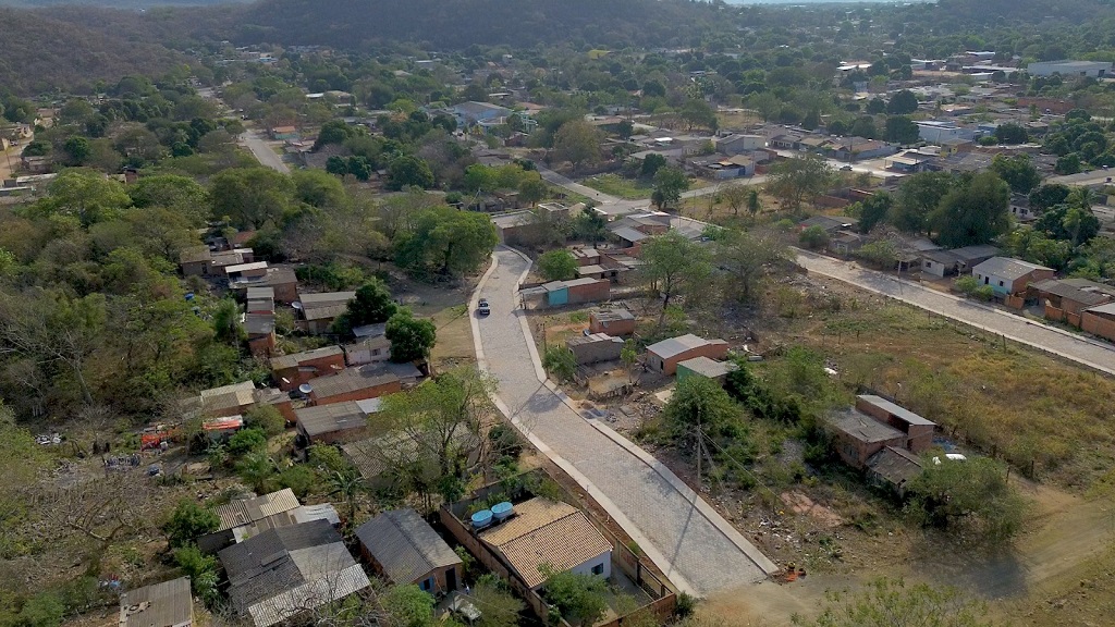 Corumbá amplia manutenção viária; executa lajotamento e recuperação de pavimento