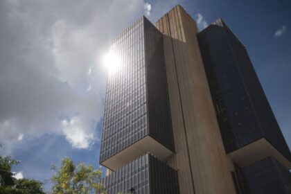 Economistas cortam projeções de inflação e PIB em 2025 e 2026 no Focus desta segunda-feira