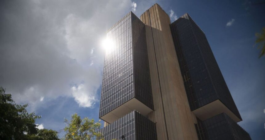 Economistas cortam projeções de inflação e PIB em 2025 e 2026 no Focus desta segunda-feira