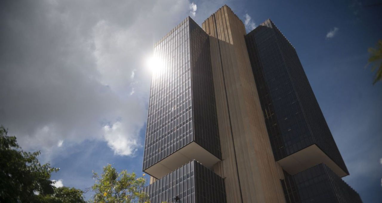 Economistas cortam projeções de inflação e PIB em 2025 e 2026 no Focus desta segunda-feira