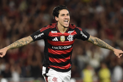 Flamengo faz 8 a 0 no Vitória e garante a liderança do Brasileirão