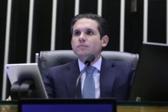 Hugo Motta avisa PL que vai pautar urgência da anistia hoje