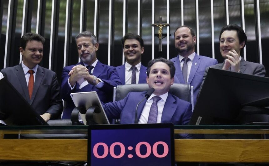 Câmara aprova isenção do IR pra quem ganha até R$ 5 mil