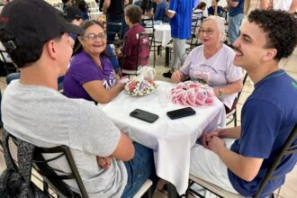 Separados por décadas, remetente e destinatário se encontram em projeto que une gerações