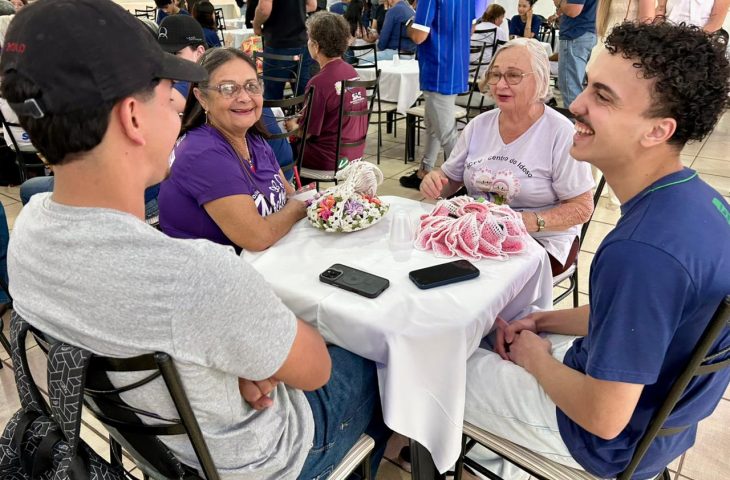 Separados por décadas, remetente e destinatário se encontram em projeto que une gerações