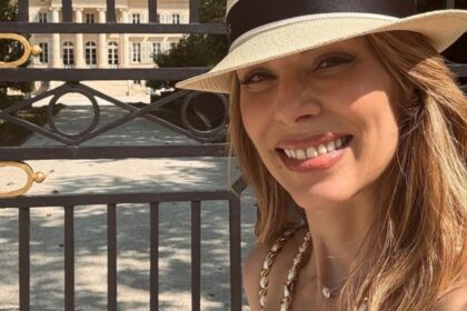 Ana Furtado exibe corpão de maiô e anima seguidores