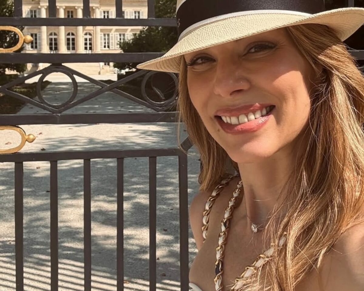 Ana Furtado exibe corpão de maiô e anima seguidores