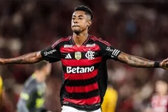 Noite de Bruno Henrique e gol à la Zico: Flamengo bate Sport e dorme em 1º