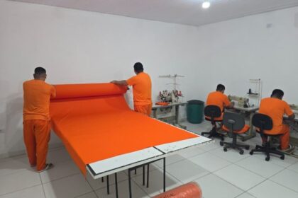 Estabelecimento Penal de Corumbá amplia sala de costura e dobra número de internos em atividade laboral