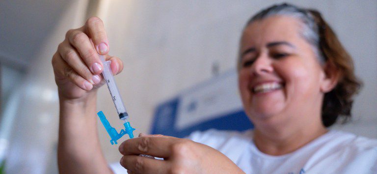 Vacina contra a dengue começa a ser aplicada em janeiro