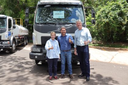 Governo de MS entrega caminhões a quatro municípios e reforça programa que já destinou R$ 10 milhões em equipamentos