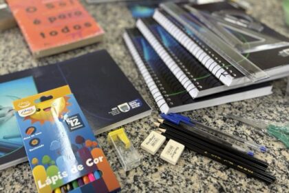 Entrega dos kits escolares e uniformes para 2026 já começou em todo o Estado