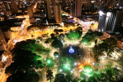 Praça Ary Coelho reabre com luzes de Natal, shows e Casa do Papai Noel