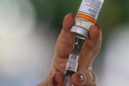 Há 5 anos, Brasil aplicava primeiras doses de vacina contra a covid-19