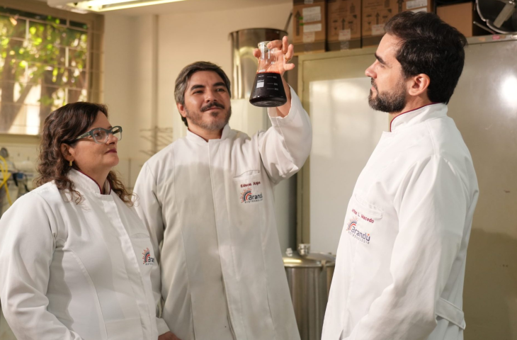 Programa Centelha apoia inovação no Estado e transforma microrganismos em corante natural industrial