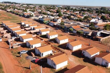 Na região norte de MS, governador celebra aniversário de Sonora e autoriza obras de habitação e asfalto