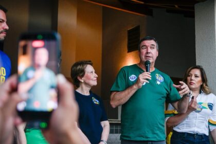 Riedel participa do adesivaço de Capitão Contar e inaugura QG de voluntários de Flávio Bolsonaro em CG