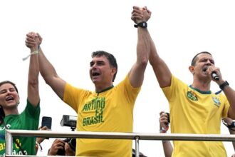 Pressionado por notícia falsa, Flávio decide ir a debate da Globo