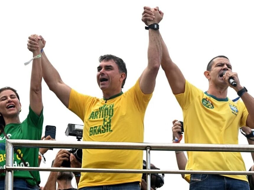 Pressionado por notícia falsa, Flávio decide ir a debate da Globo