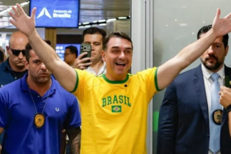Flávio Bolsonaro usará debate da Globo para combater fake news
