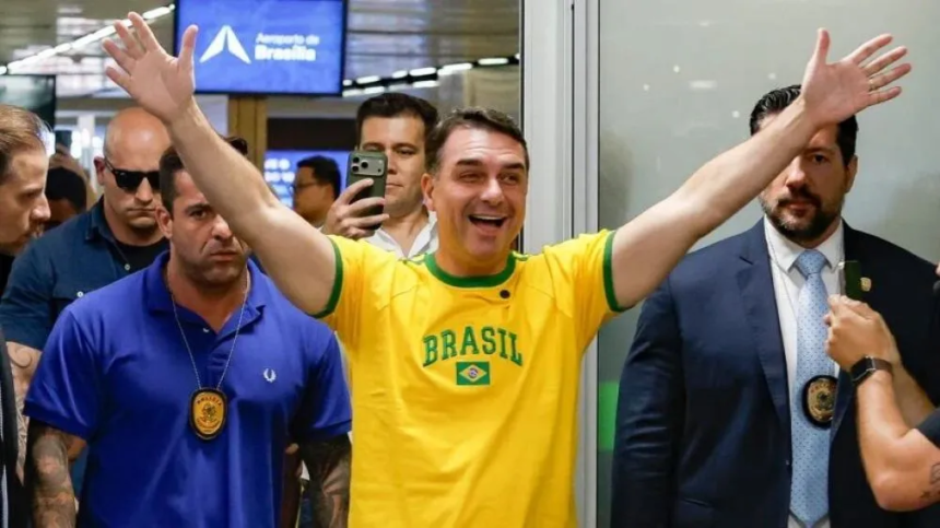 Flávio Bolsonaro usará debate da Globo para combater fake news