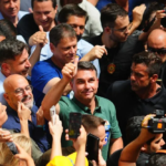 Flávio Bolsonaro ultrapassa Lula no 1º turno e celebra ida à etapa final: “O Brasil vai vencer”