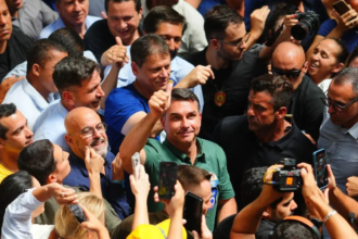 Flávio Bolsonaro ultrapassa Lula no 1º turno e celebra ida à etapa final: “O Brasil vai vencer”
