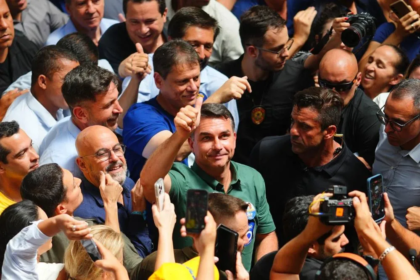 Flávio Bolsonaro ultrapassa Lula no 1º turno e celebra ida à etapa final: “O Brasil vai vencer”